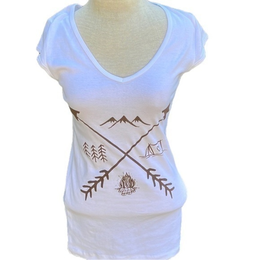 Bella Short Sleeve Shirt Camping Scene Trees Mountains Fire Tent white/brown